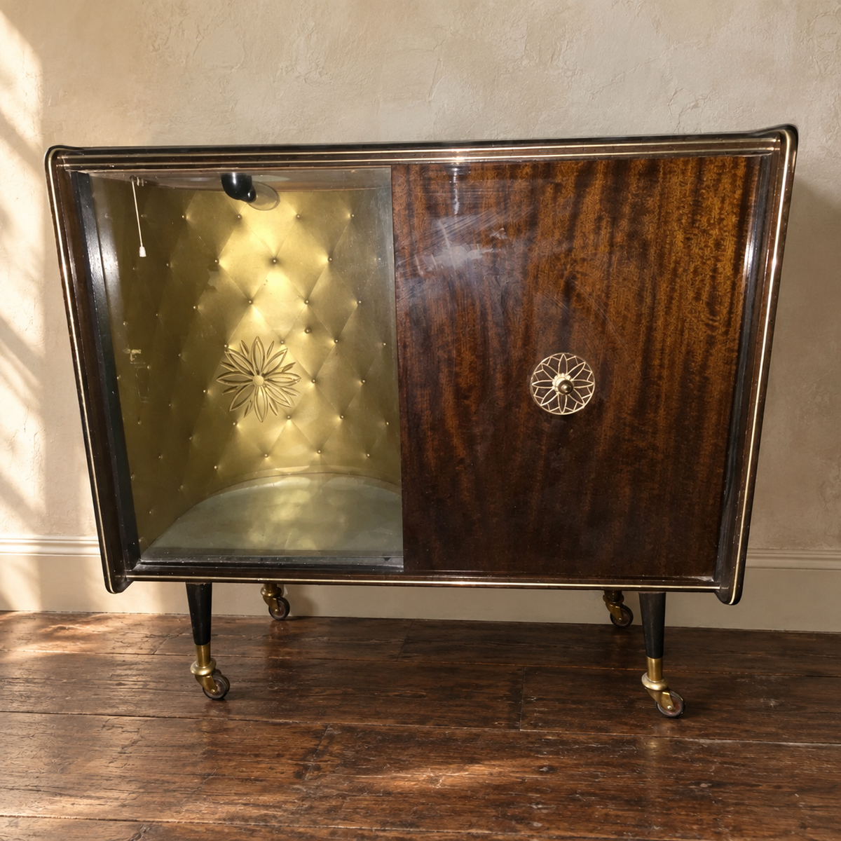 Cabinet bar années 50/60, intérieur capitonné & éclairage