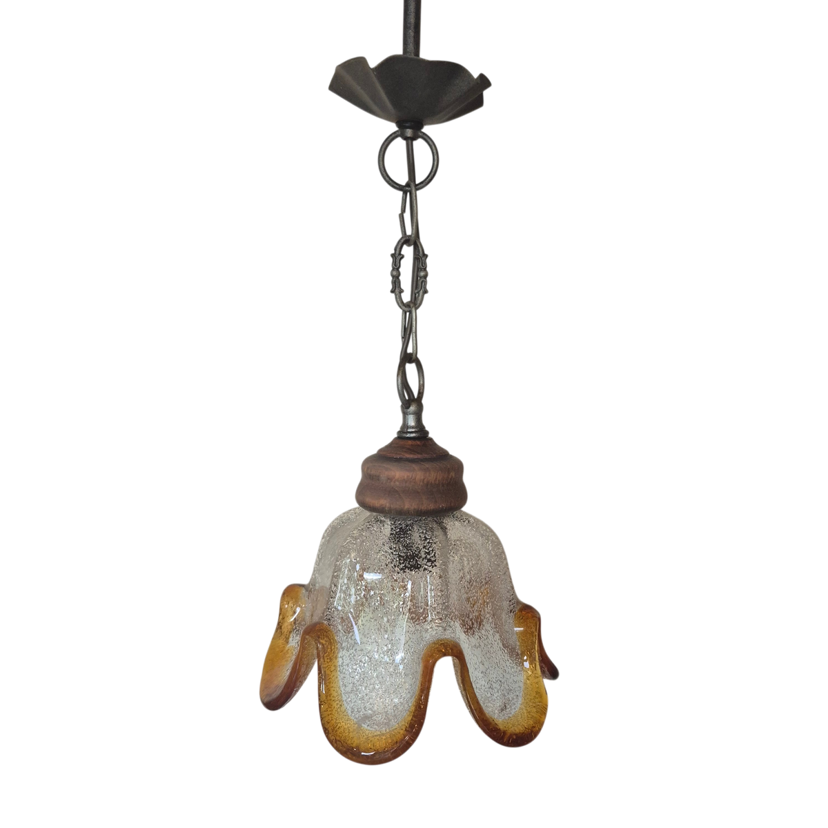 Suspension vintage fleur en verre texturé à bord ambré et col en bois, détourée avec chaîne et pavillon