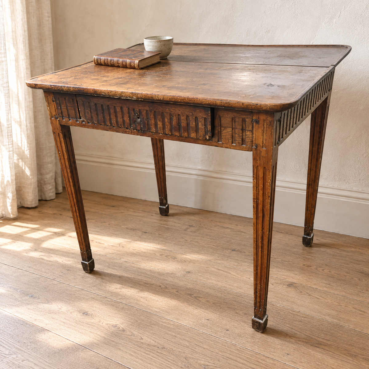 Table à jeux ancienne style Louis XVI en bois patiné