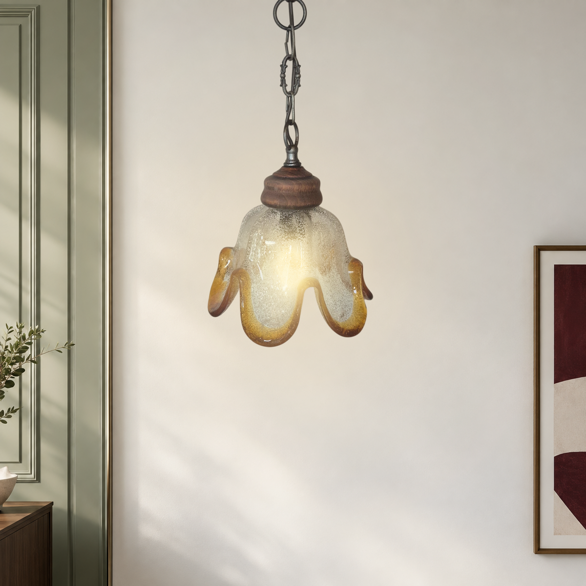 Suspension fleur en verre ambré dans un intérieur rétro moderne, mise en situation avec lumière chaude simulée
