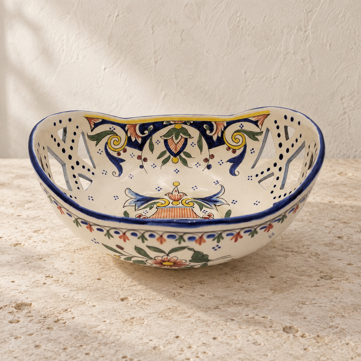 Coupe percée en faïence de Rouen