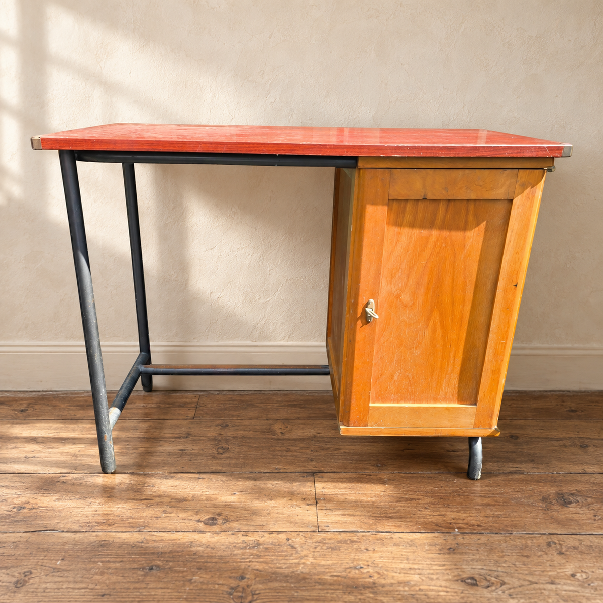 Bureau vintage années 50 en Formica rouge, bois et métal