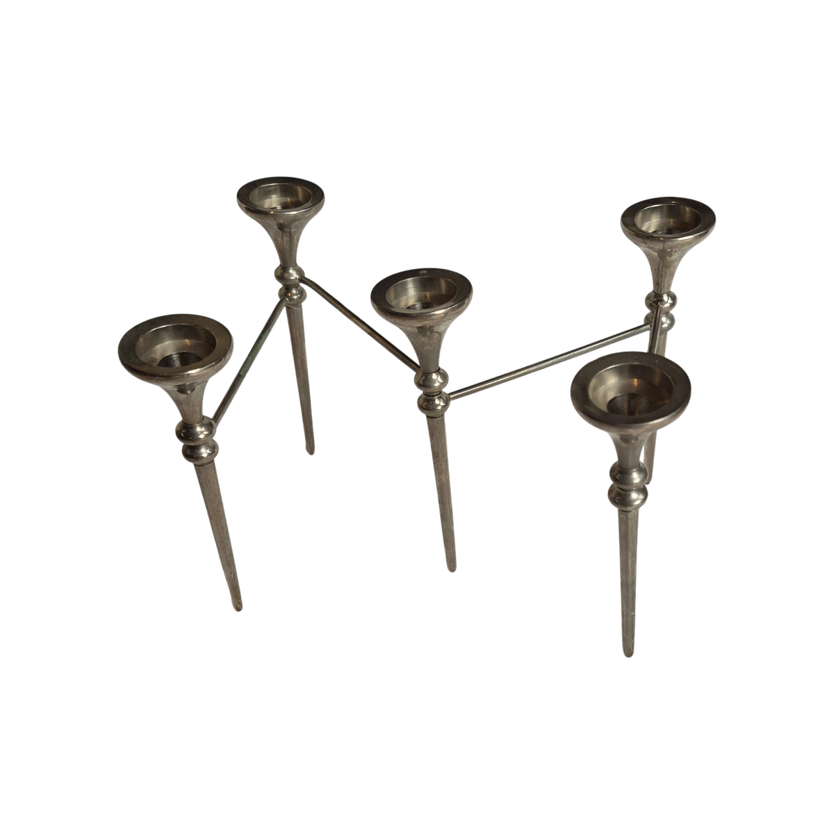 Chandelier articulé à cinq feux détouré, déployé en zigzag, avec ses coupelles évasées et sa finition argentée patinée.