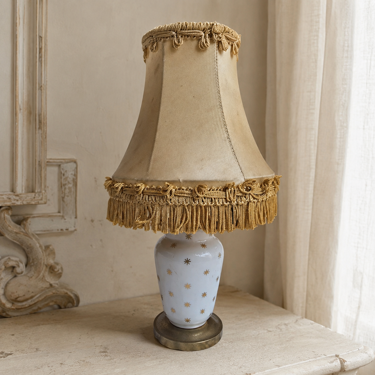 Petite lampe vintage en porcelaine blanche étoilée avec abat-jour à franges