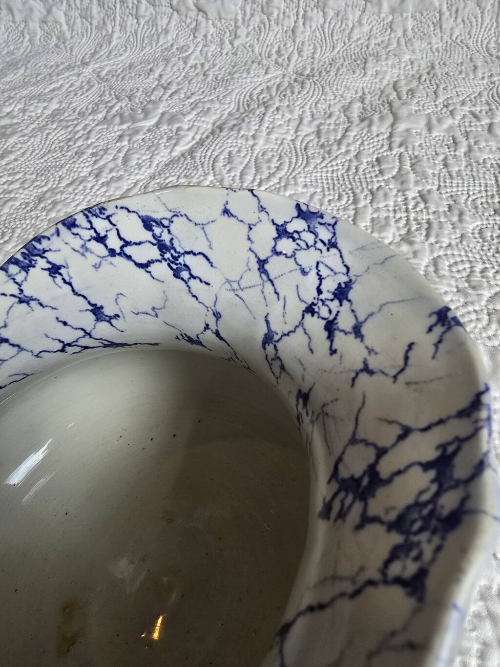 Pot à lait en porcelaine de Limoges décor bleu marbré