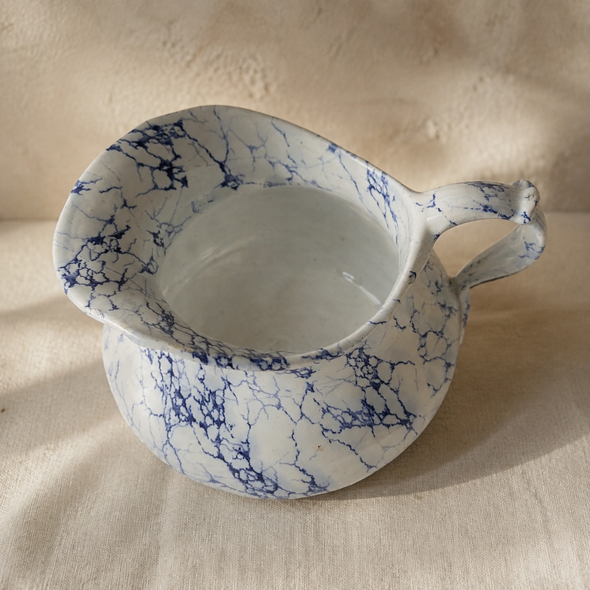 Pot à lait en porcelaine de Limoges décor bleu marbré