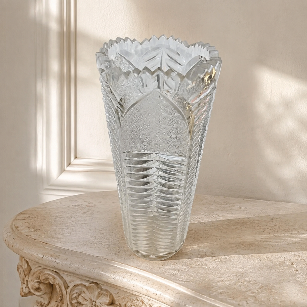 Vase ancien en cristal ou verre épais taillé, à bord dentelé