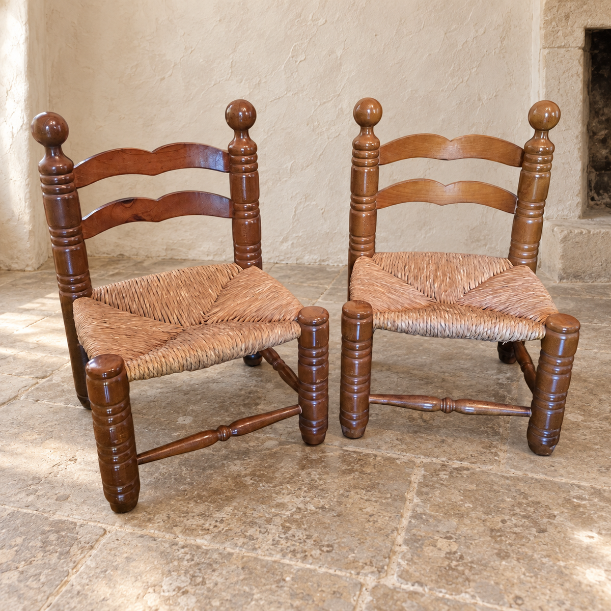 Paire de chaises basses de cheminée en bois tourné et paille, dans le goût de Charles Dudouyt