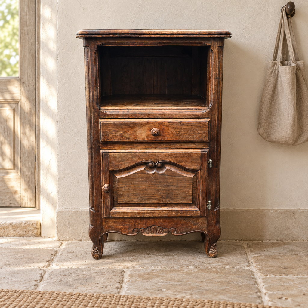 Petit meuble d’appoint en chêne sculpté style Louis XV