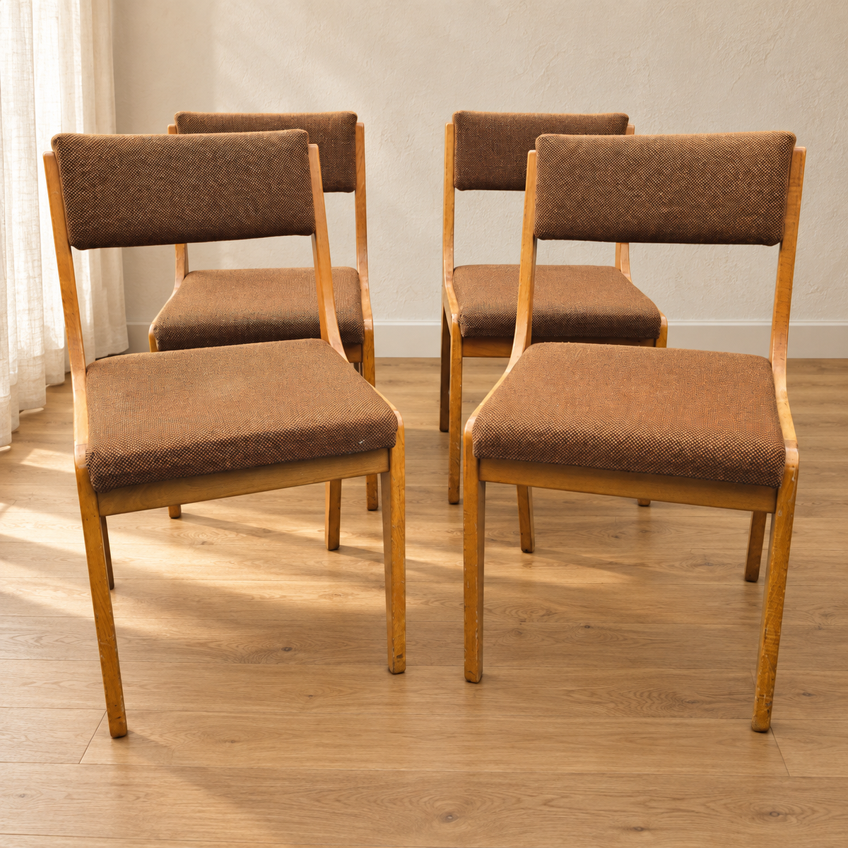 Suite de 4 chaises traîneau vintage en bois blond et tissu brun – années 60
