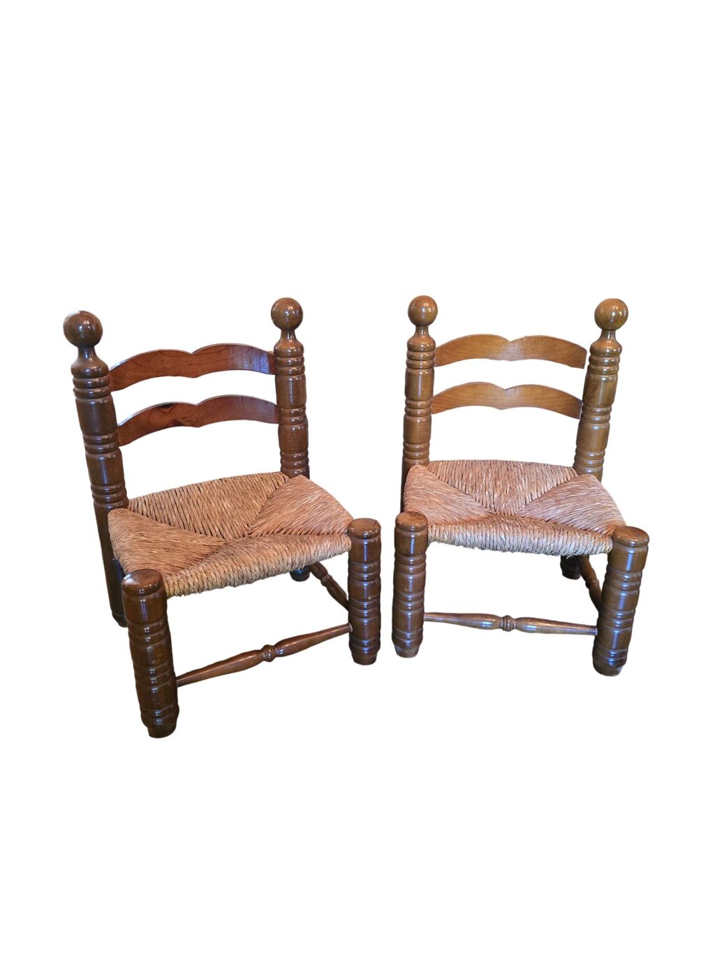 Paire de chaises basses de cheminée en bois tourné et paille, style Charles