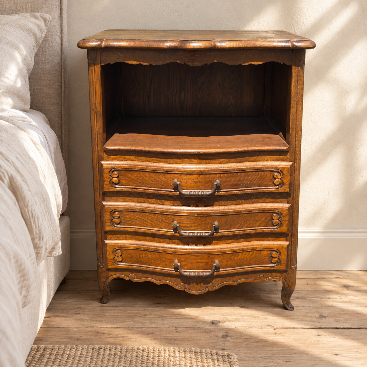 Petit meuble de chevet de style Louis XV en bois – niche et 3 tiroirs