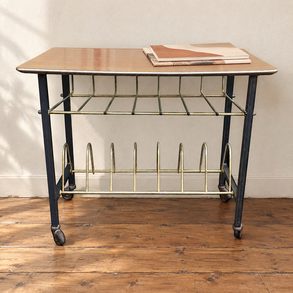 Table porte-revues vintage années 1950-1960 en métal et plateau effet bois