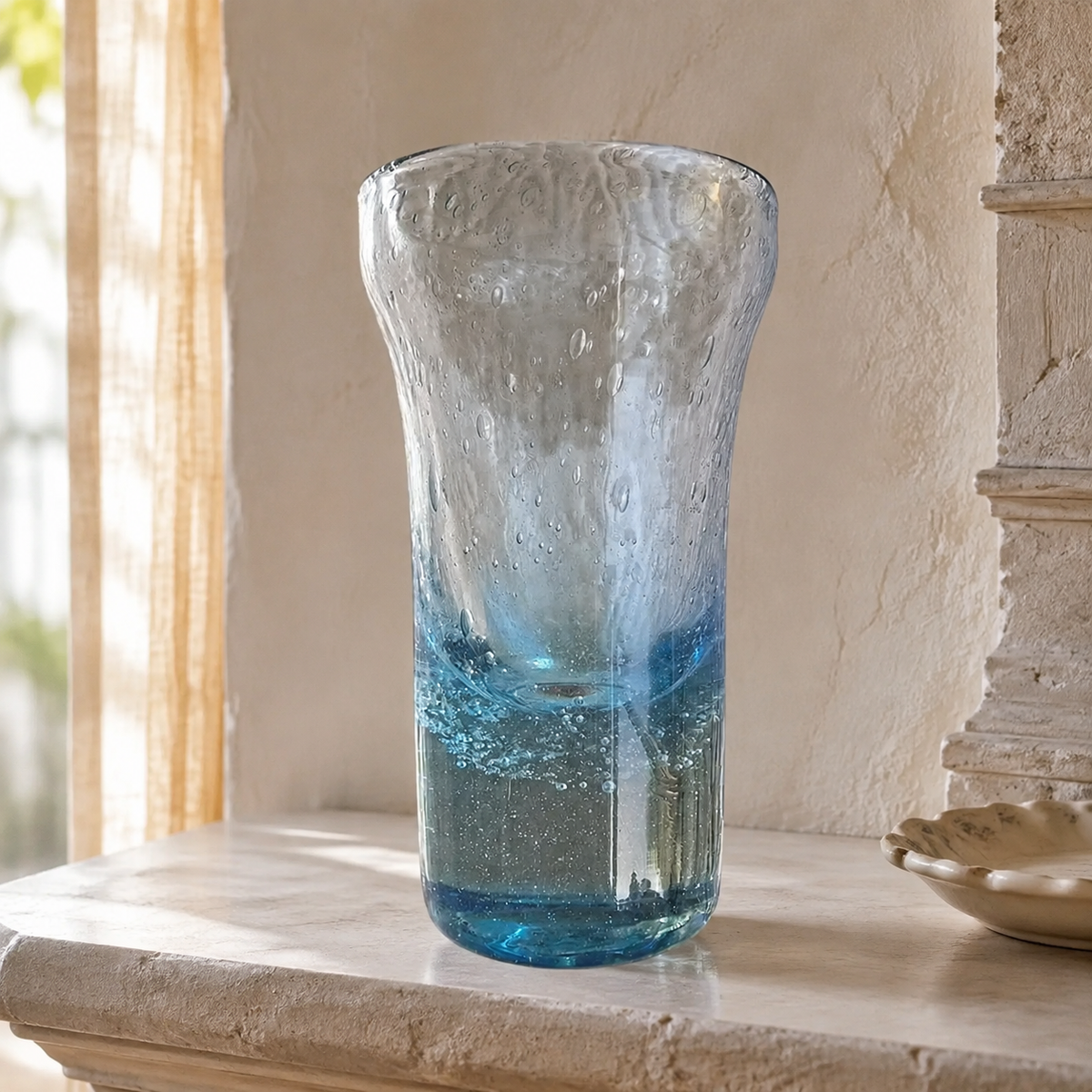 Vase soliflore en verre bullé bleu signé Biot