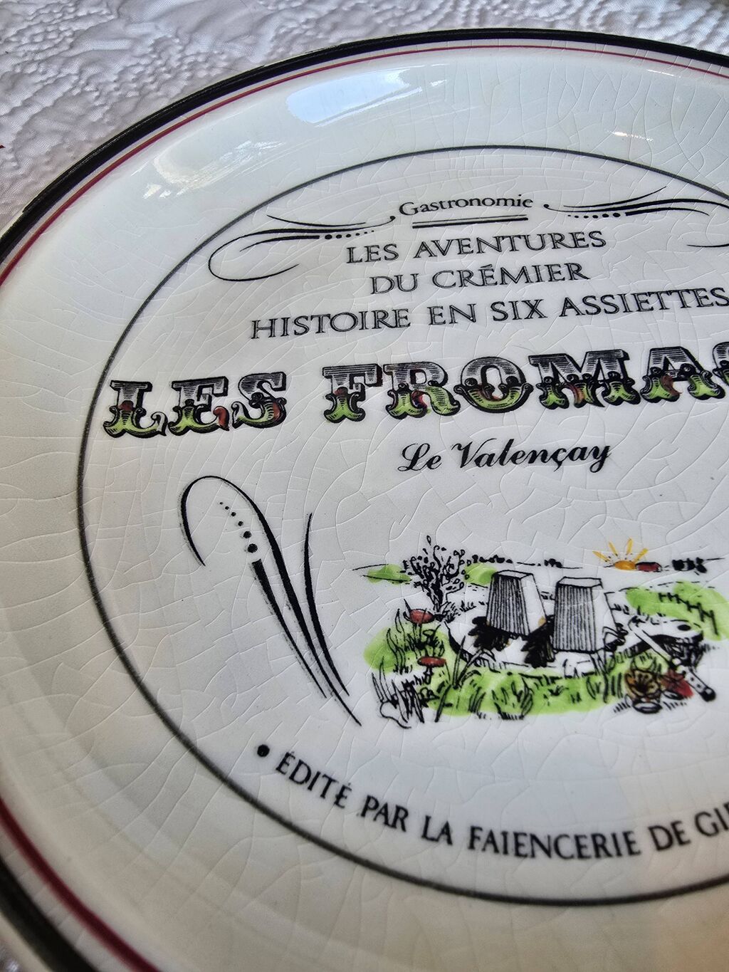Lot de 12 assiettes Gien “Les Aventures du Fermier” – Fromages &amp; ferme