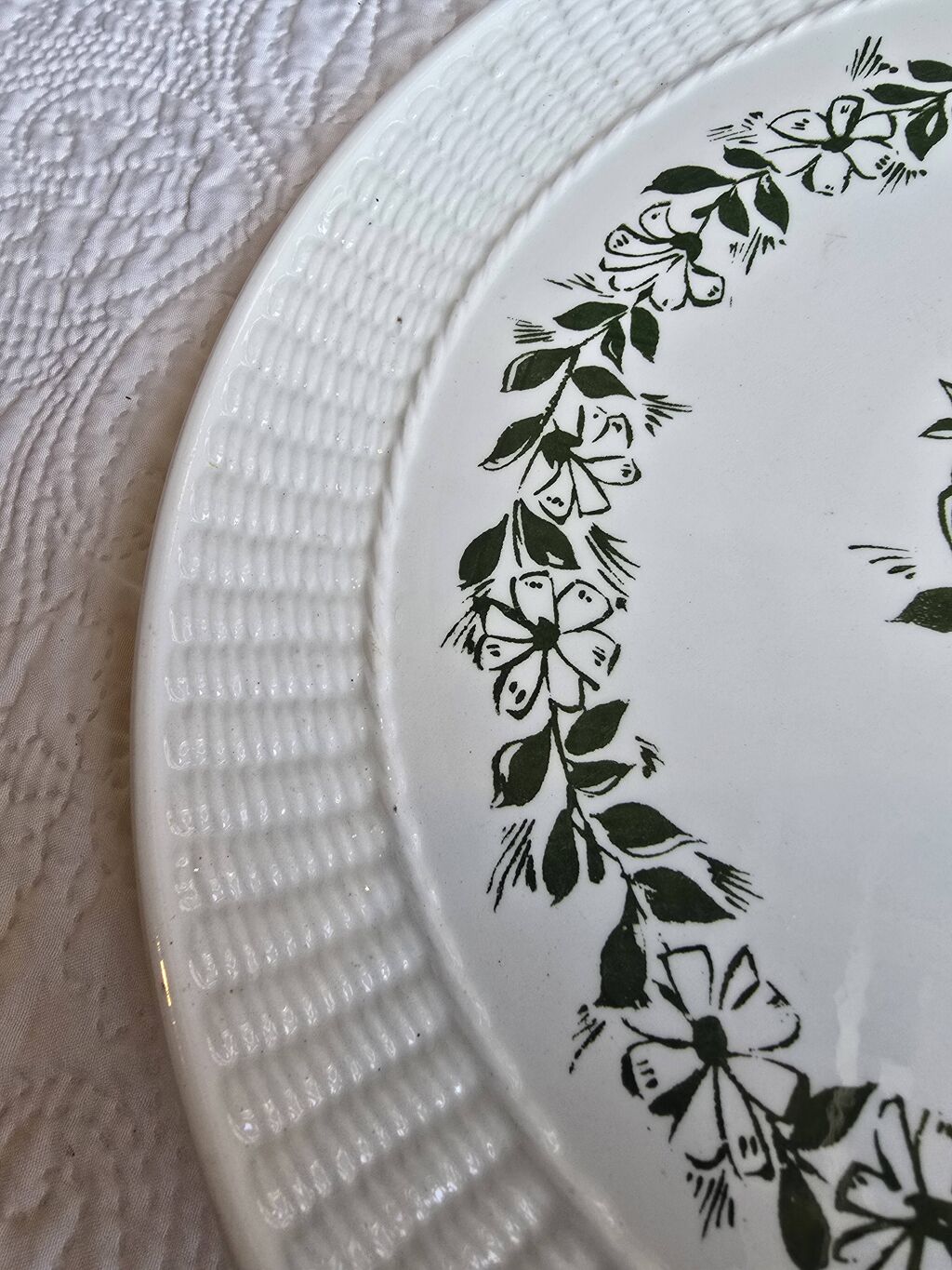 Plat ovale en faïence de Gien France, décor fleurs vertes, bord relief vann
