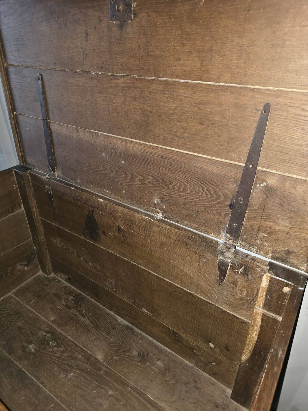Maie/coffre ancien en bois massif – patine authentique, couvercle ouvrant