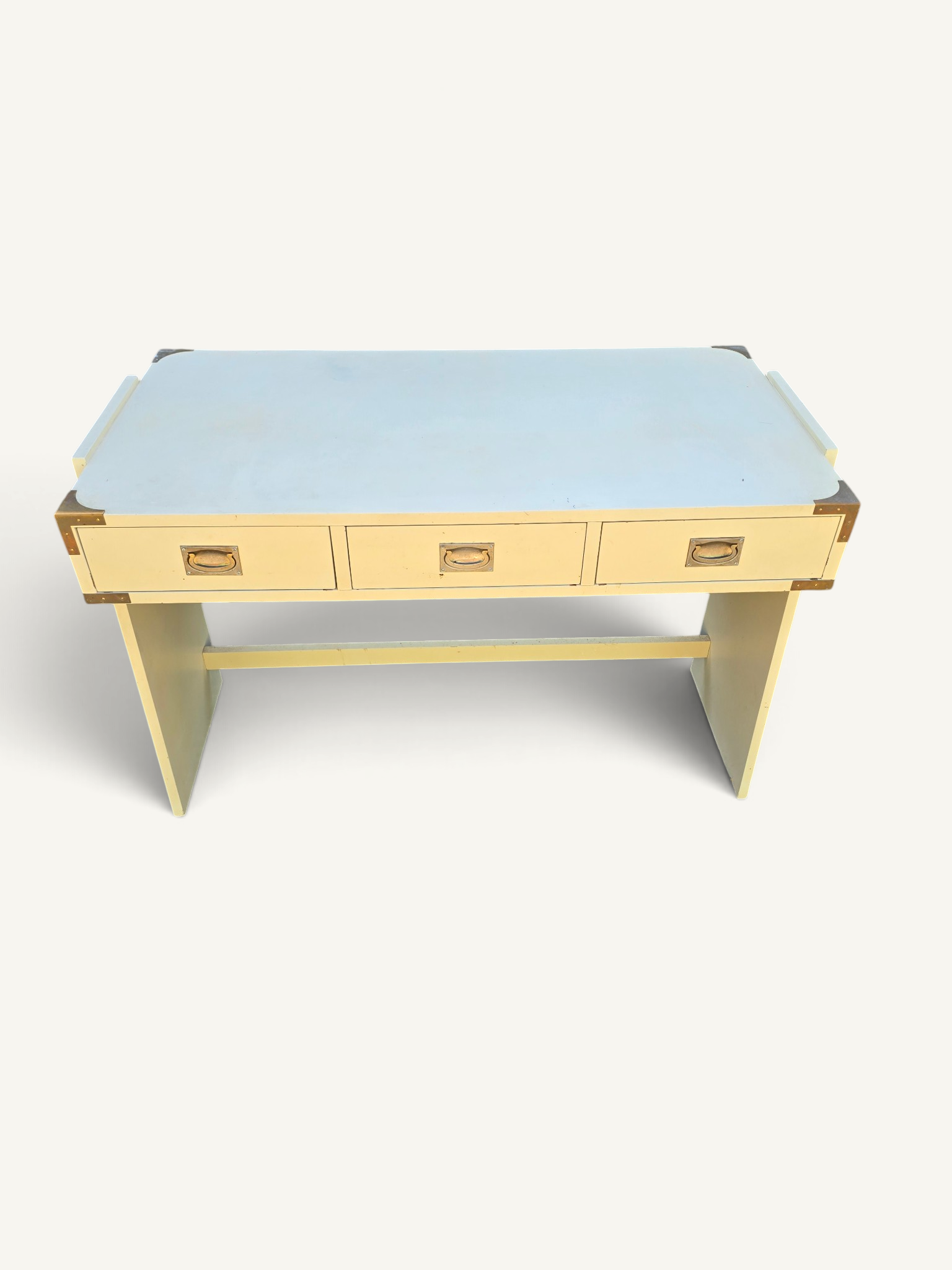 Bureau vintage style campagne en bois laqué crème et laiton