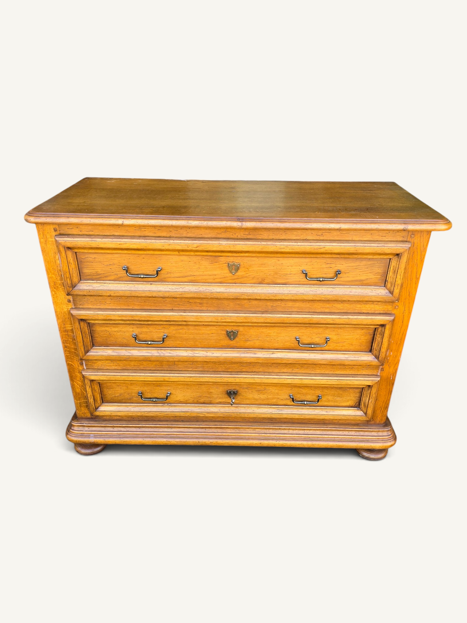 Commode ancienne en chêne à trois tiroirs de style Louis XIII