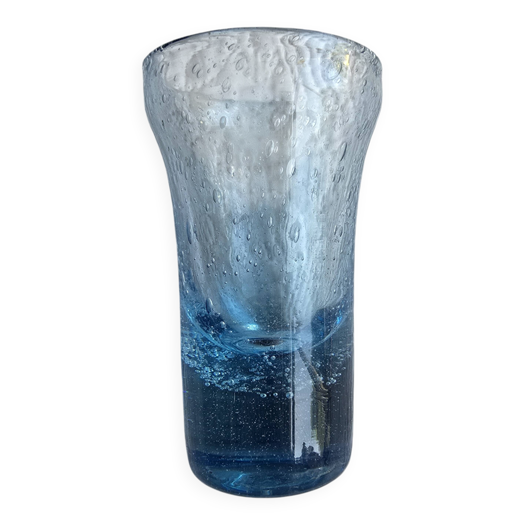 Vase soliflore en verre bullé bleu signé Biot