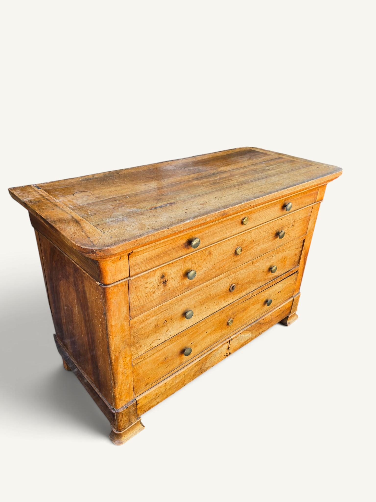Commode Louis-Philippe ancienne en bois blond à quatre tiroirs