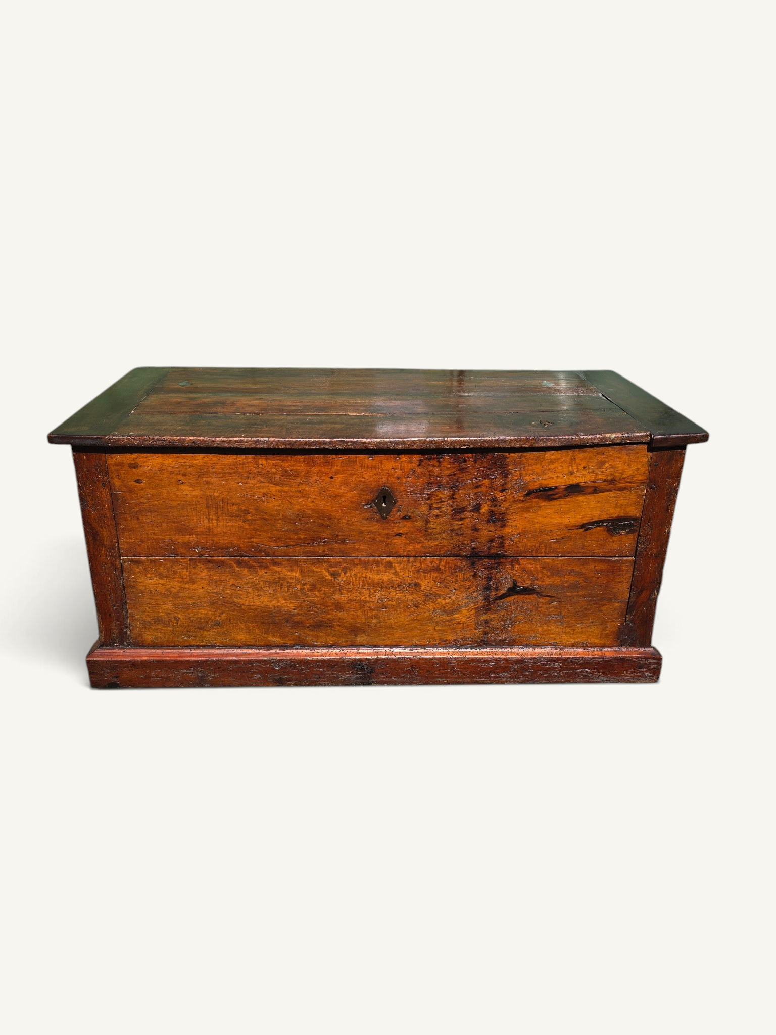 Grand coffre ancien rustique en bois massif – XIXe siècle