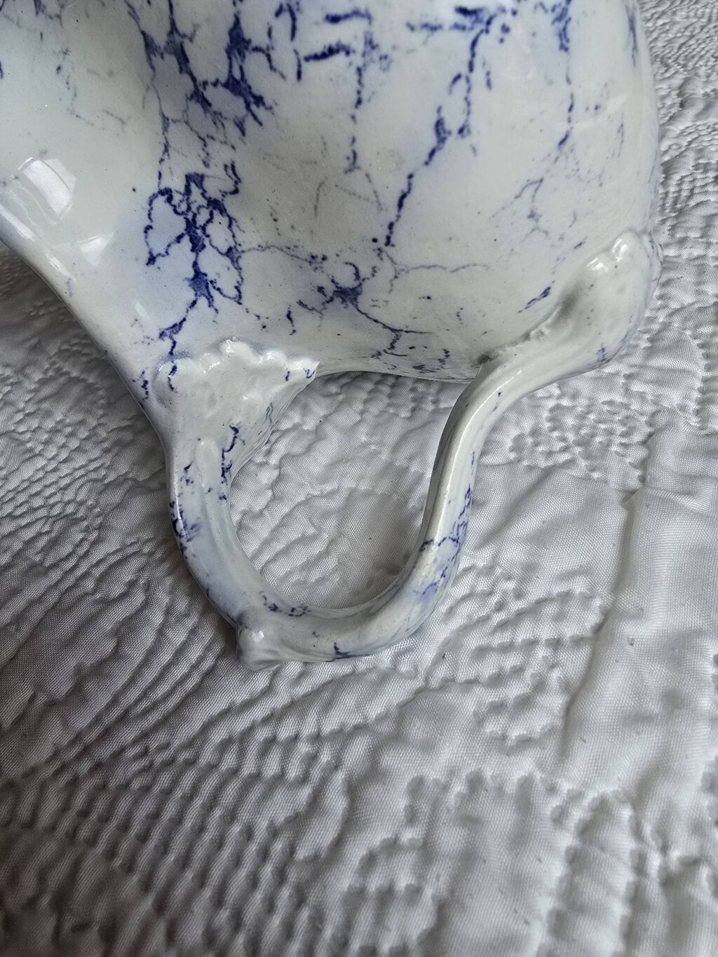 Pot à lait en porcelaine de Limoges décor bleu marbré