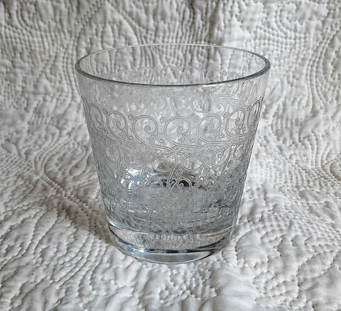 Verre à eau Baccarat en cristal gravé – décor d’arabesques – XXe siècle