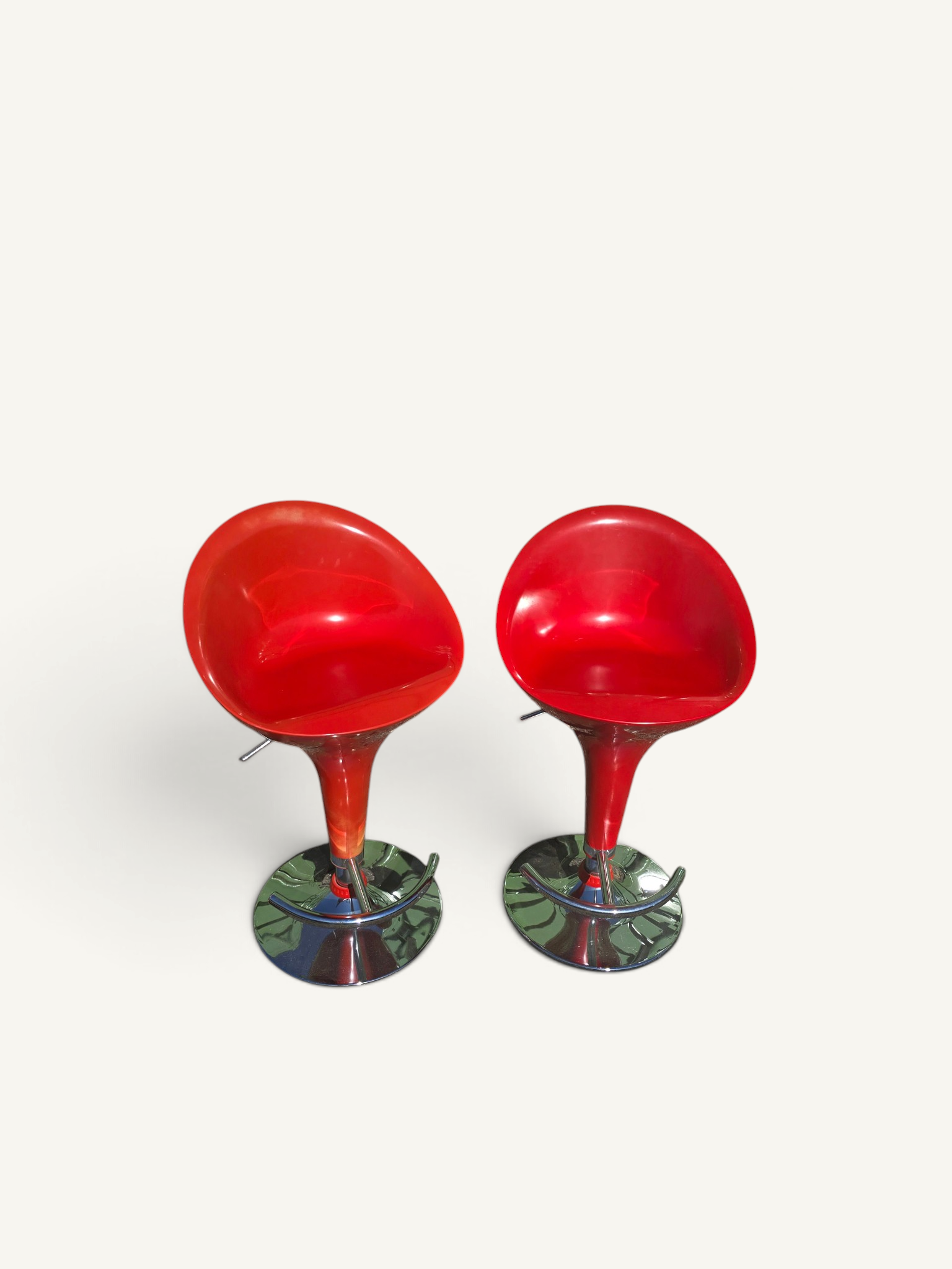 Paire de tabourets de bar rouges réglables en résine et chrome