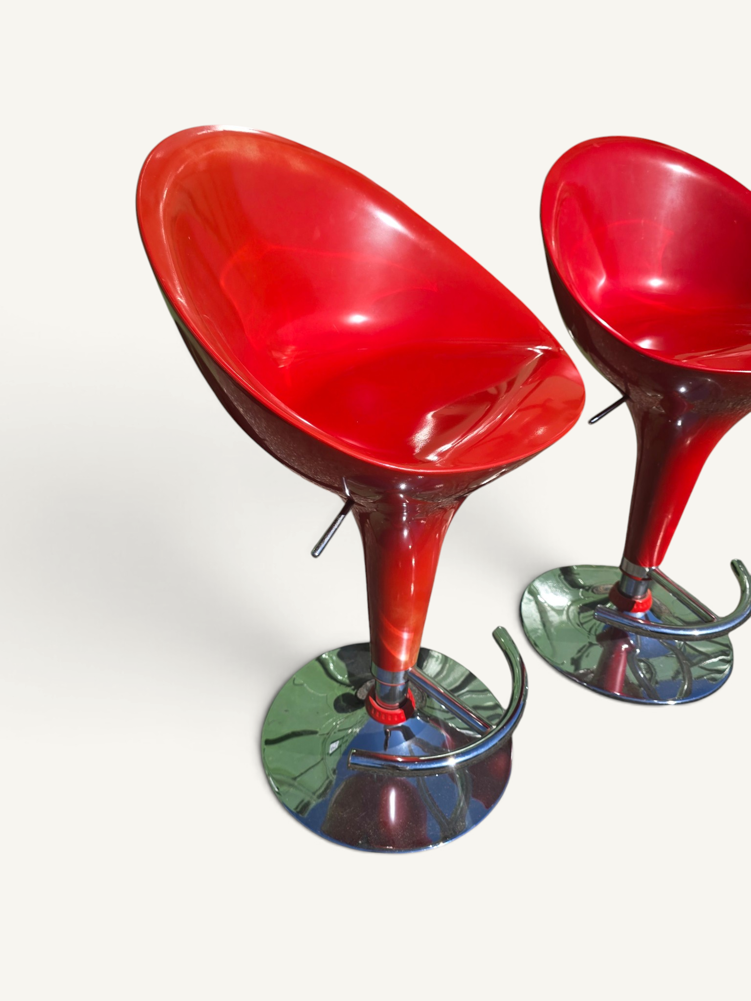 Paire de tabourets de bar rouges réglables en résine et chrome