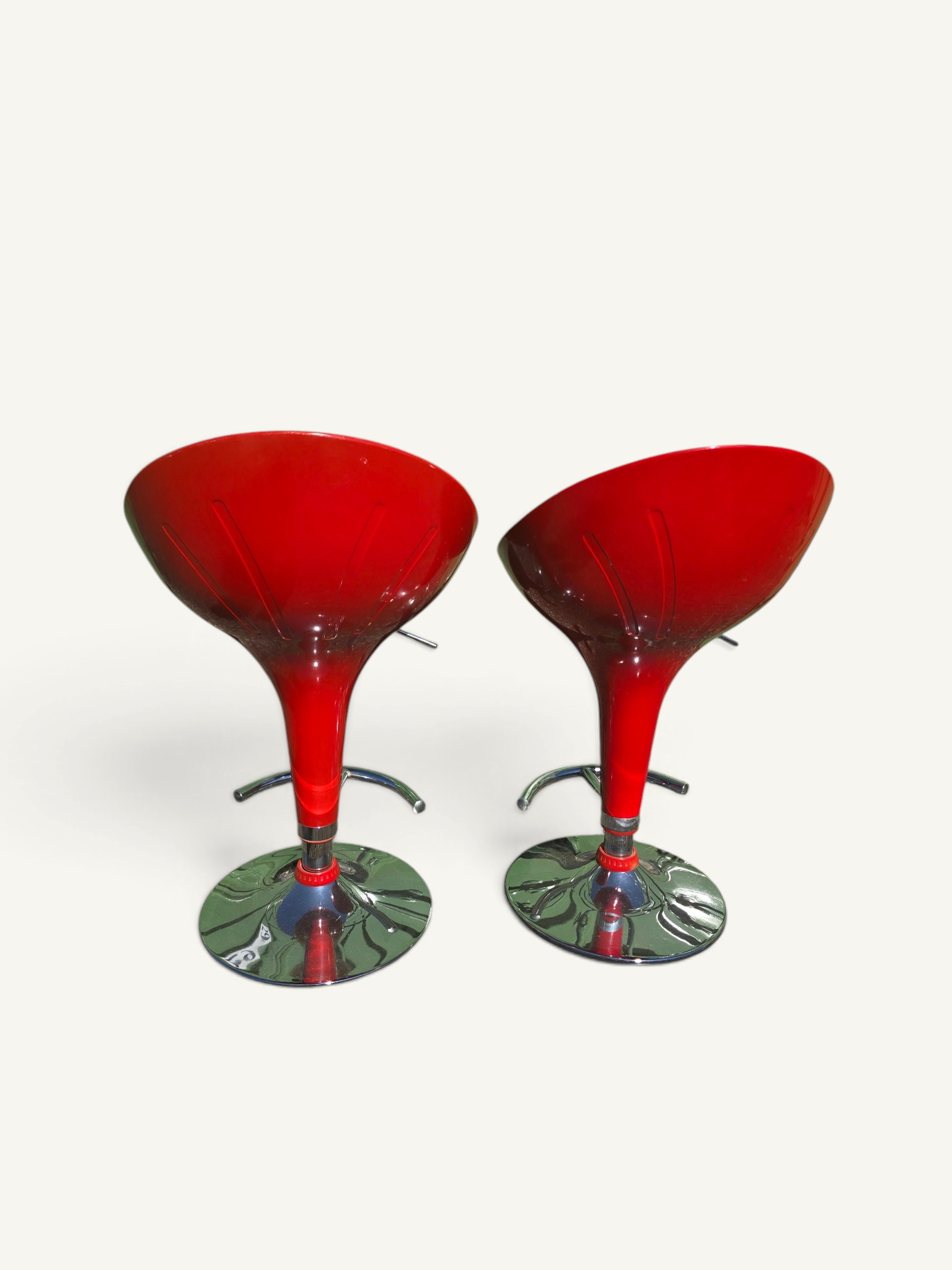 Paire de tabourets de bar rouges réglables en résine et chrome