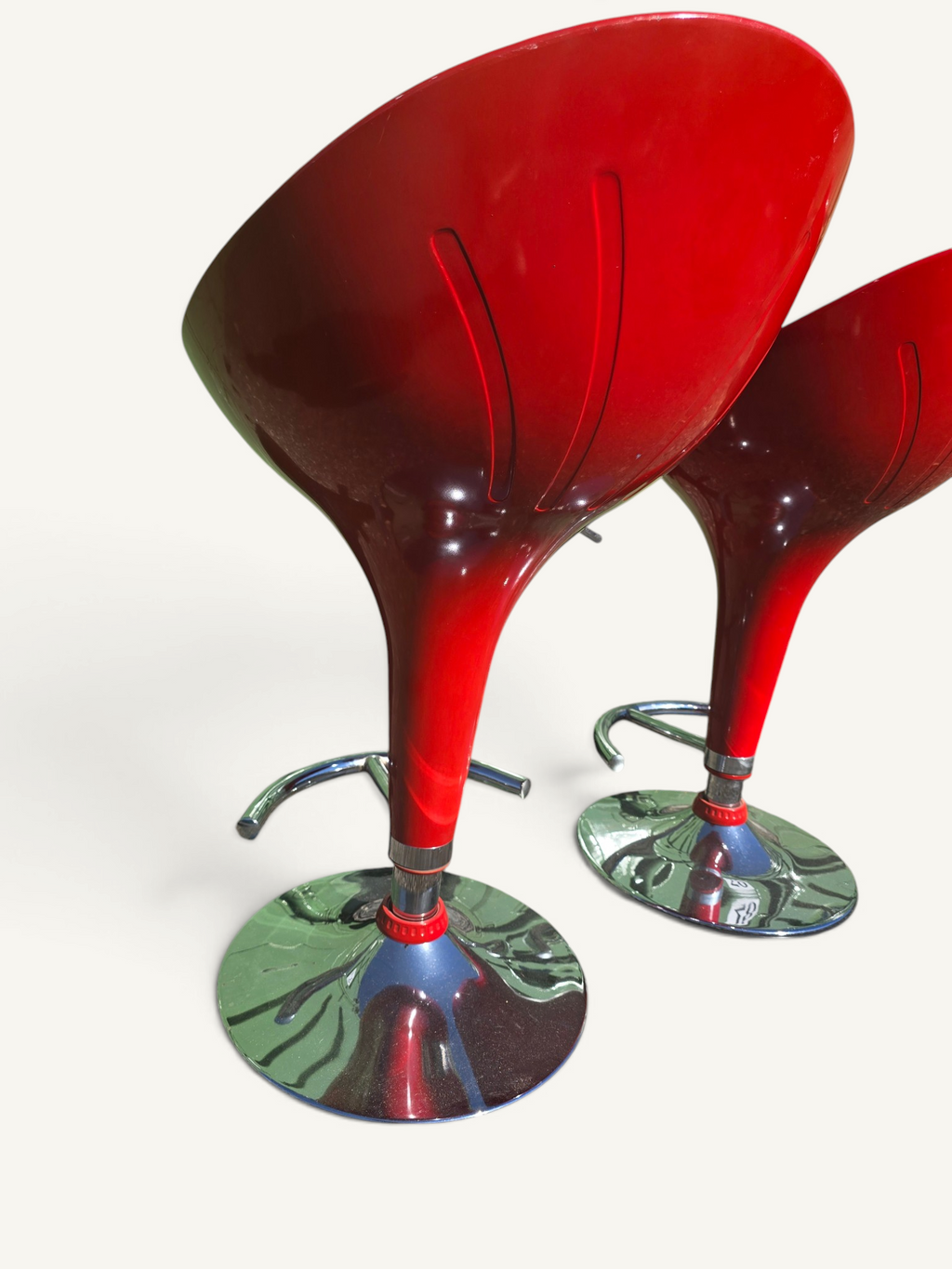 Paire de tabourets de bar rouges réglables en résine et chrome