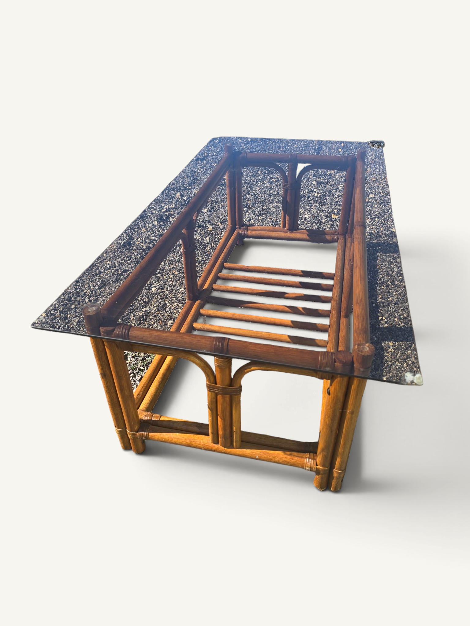 Table basse vintage en rotin et bambou avec plateau en verre fumé