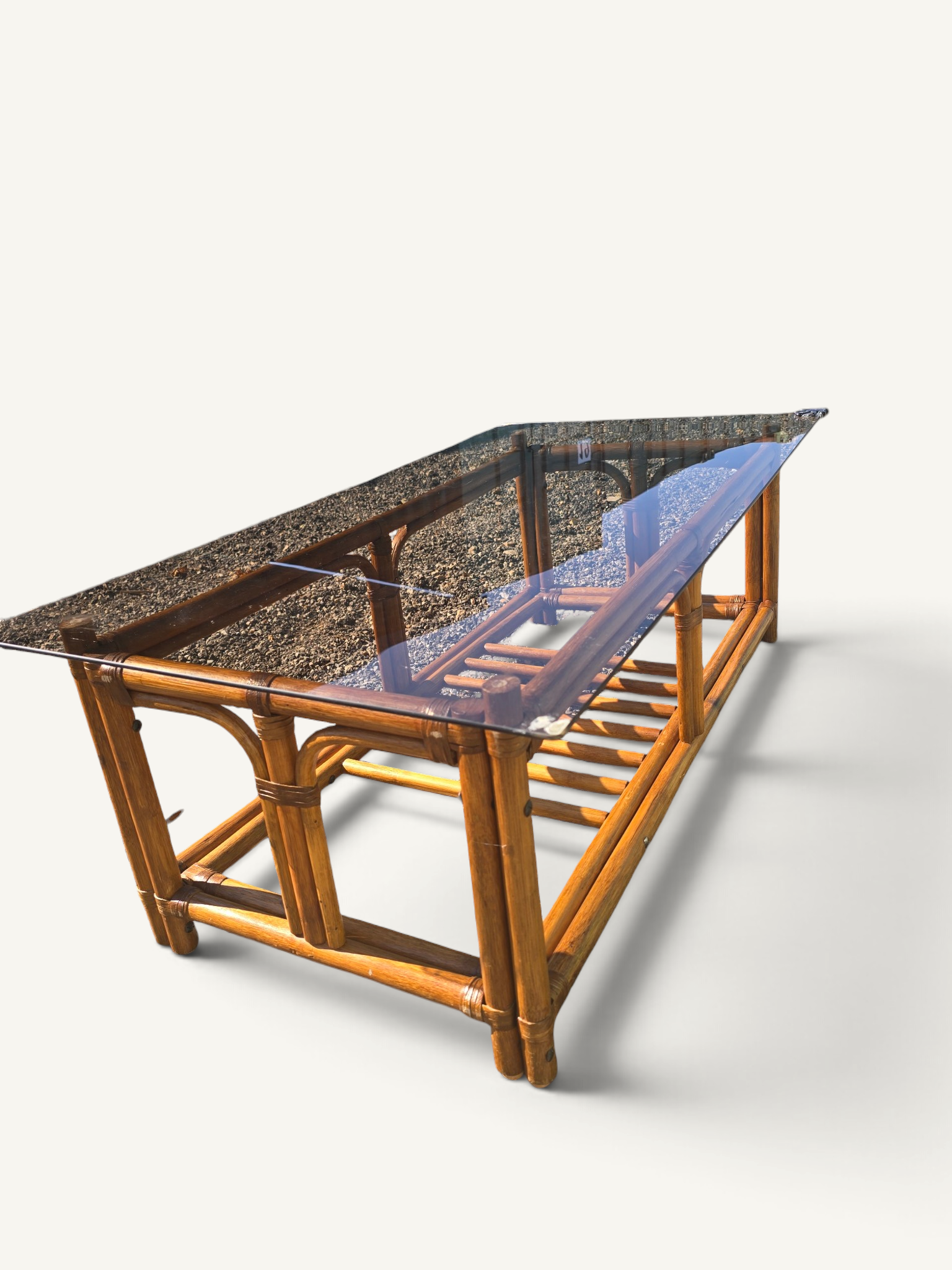 Table basse vintage en rotin et bambou avec plateau en verre fumé