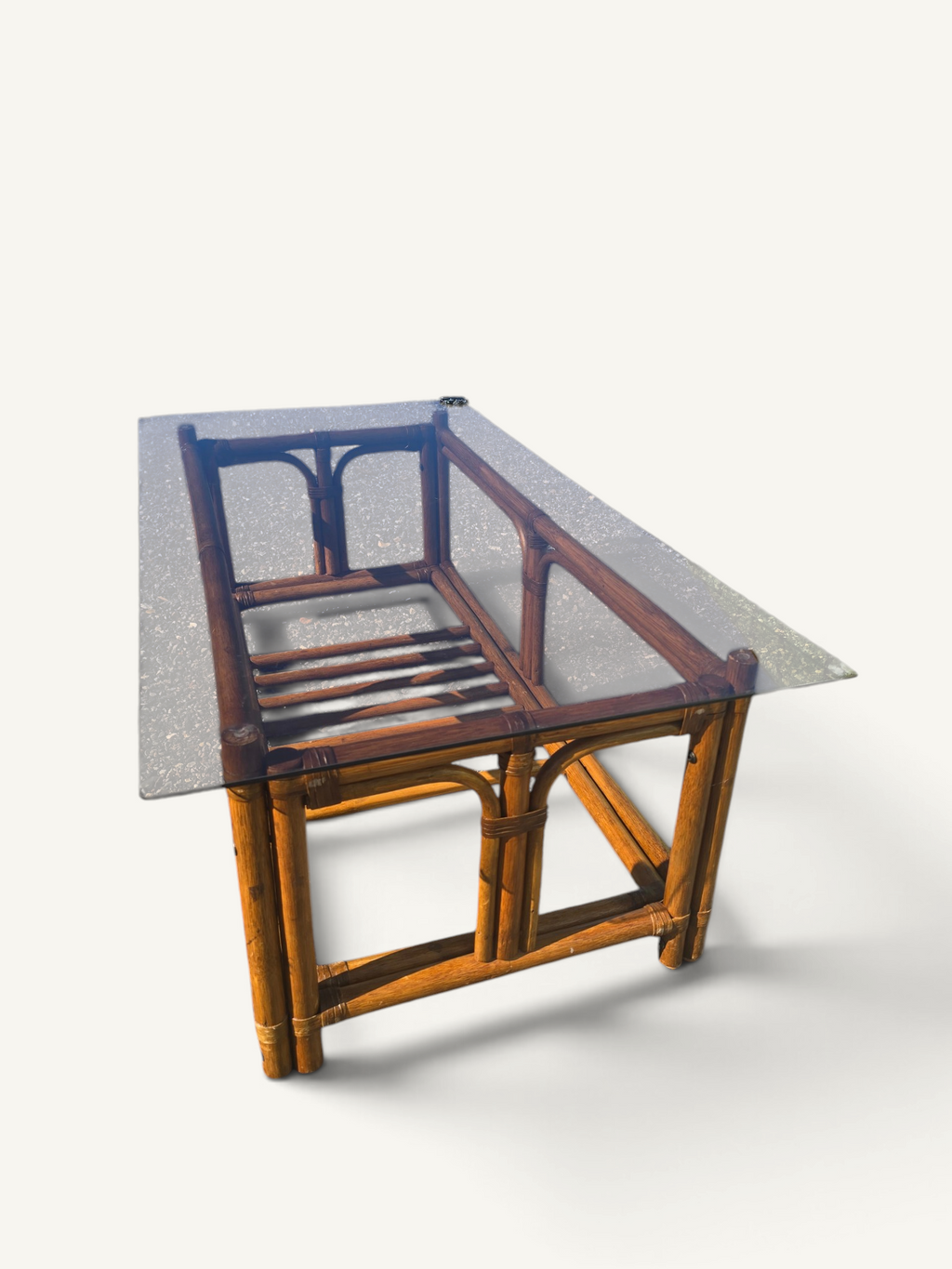 Table basse vintage en rotin et bambou avec plateau en verre fumé