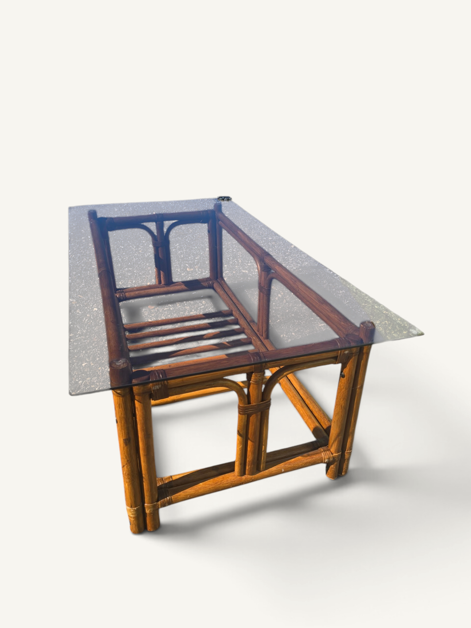 Table basse vintage en rotin et bambou avec plateau en verre fumé