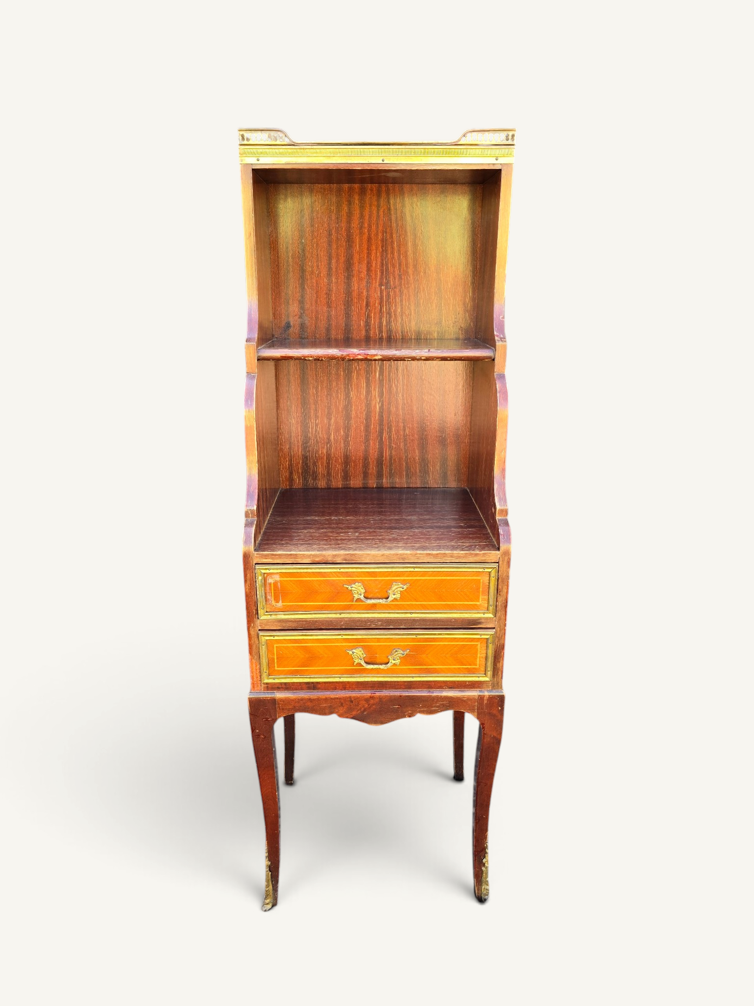 Petit meuble étagère de style Louis XVI en acajou et laiton