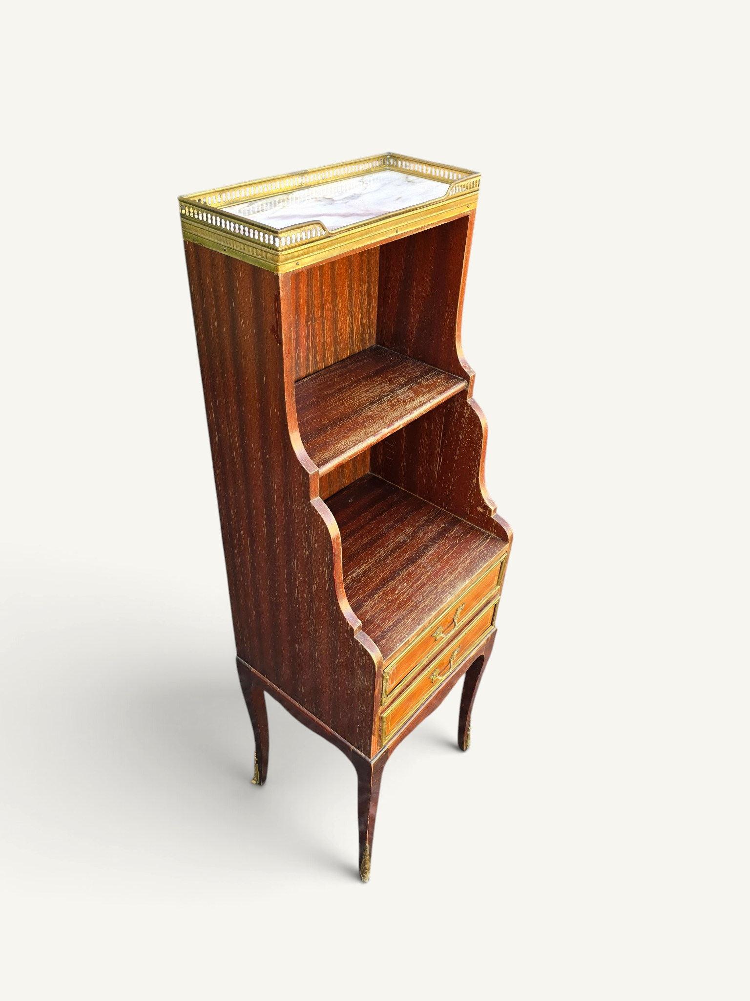 Petit meuble étagère de style Louis XVI en acajou et laiton