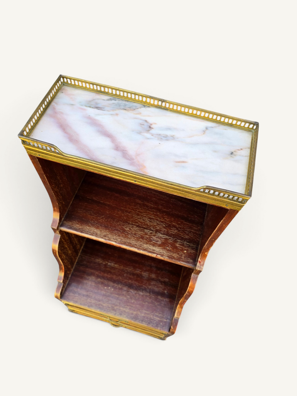 Petit meuble étagère de style Louis XVI en acajou et laiton
