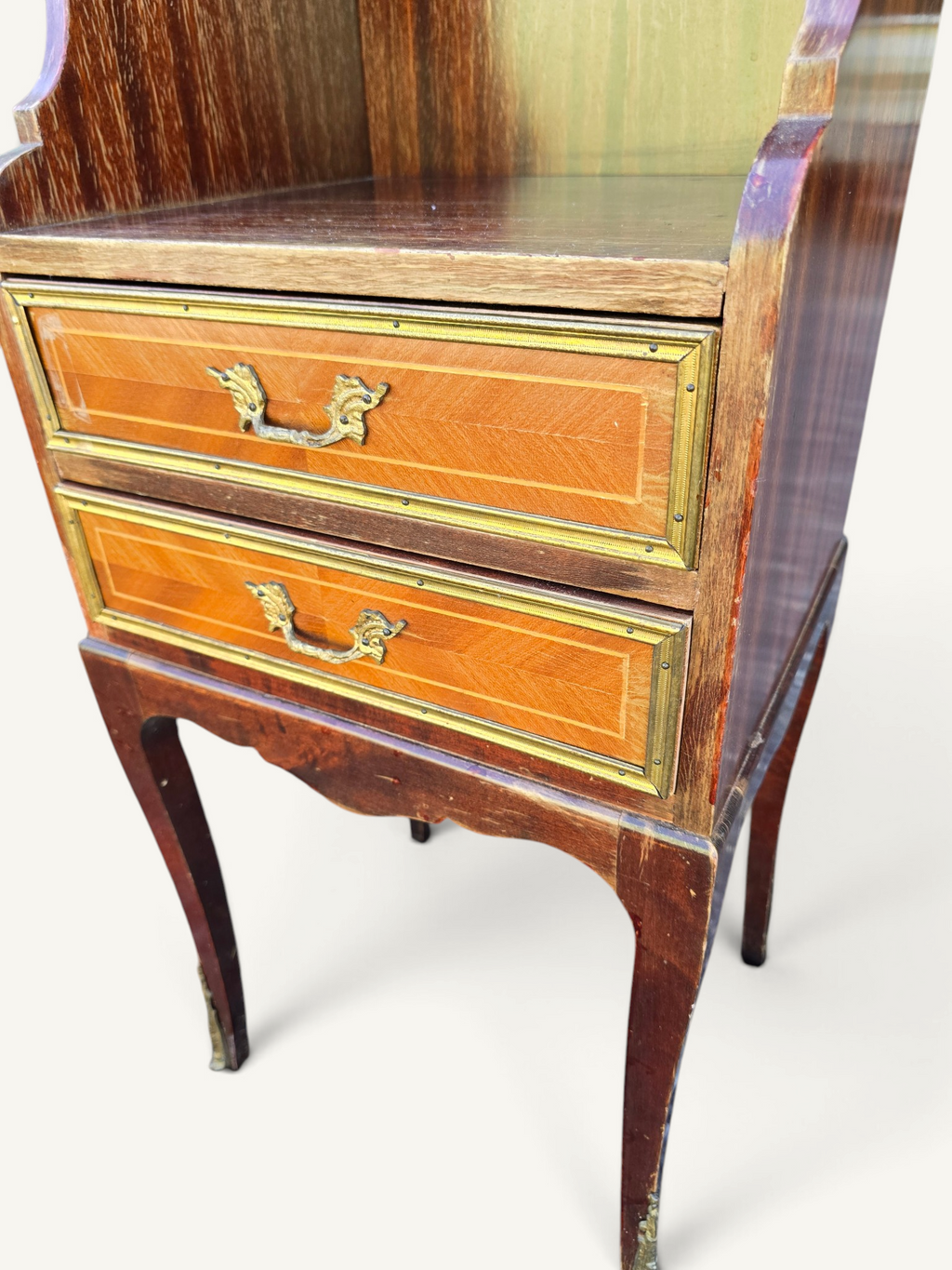 Petit meuble étagère de style Louis XVI en acajou et laiton