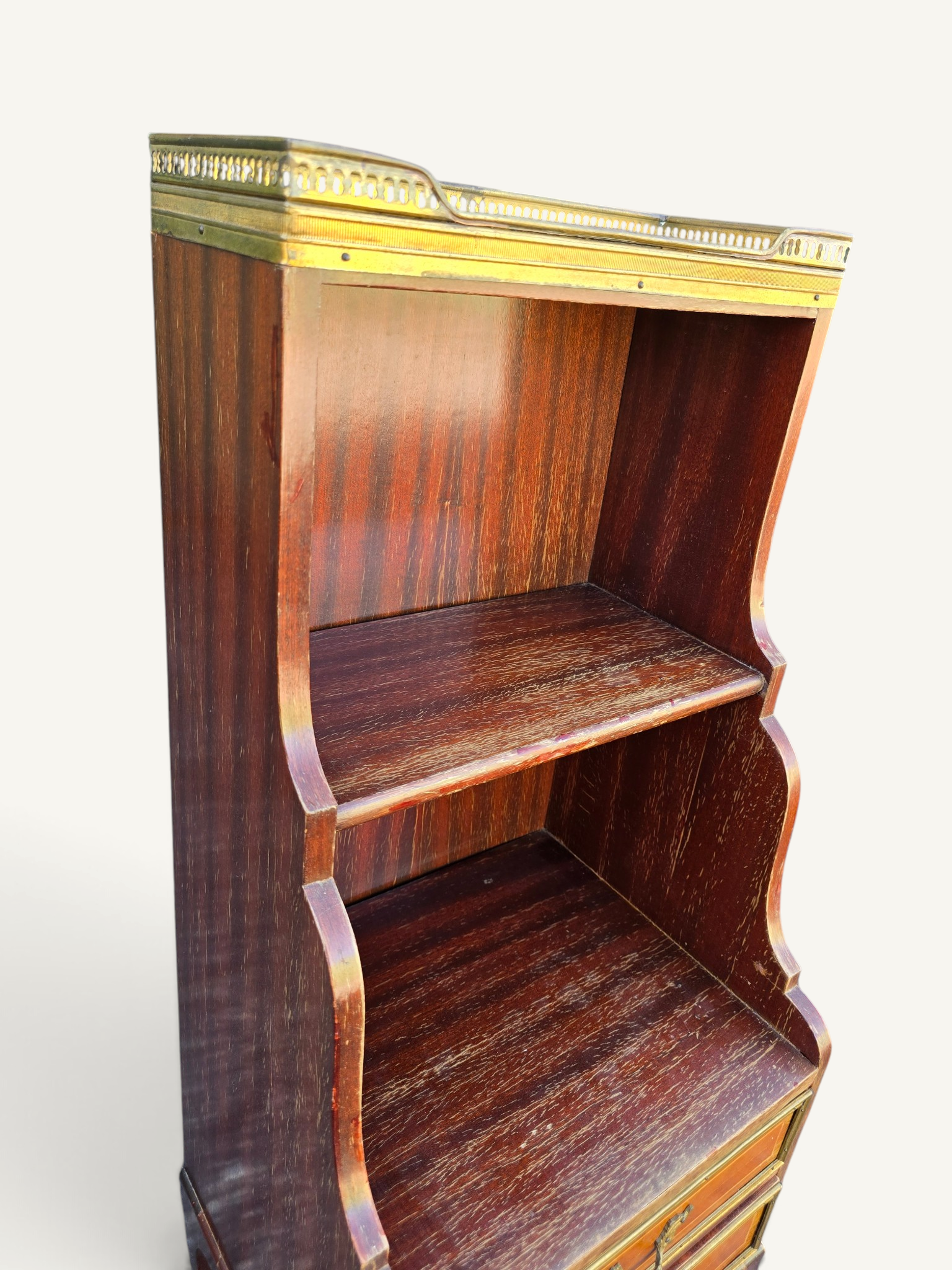 Petit meuble étagère de style Louis XVI en acajou et laiton
