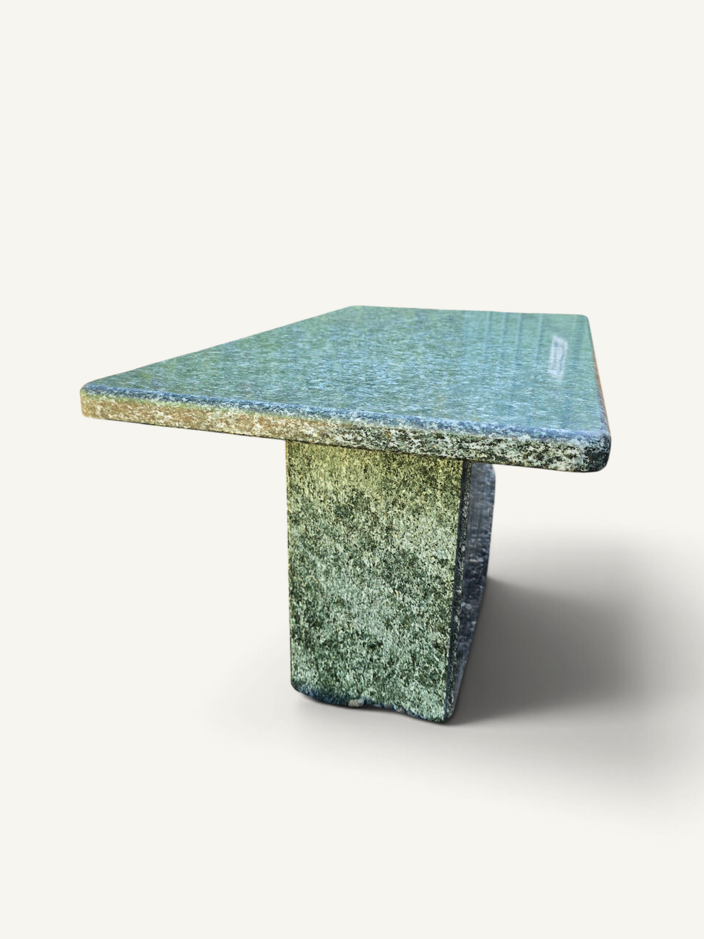 Table basse monolithique vintage en pierre granitée verte