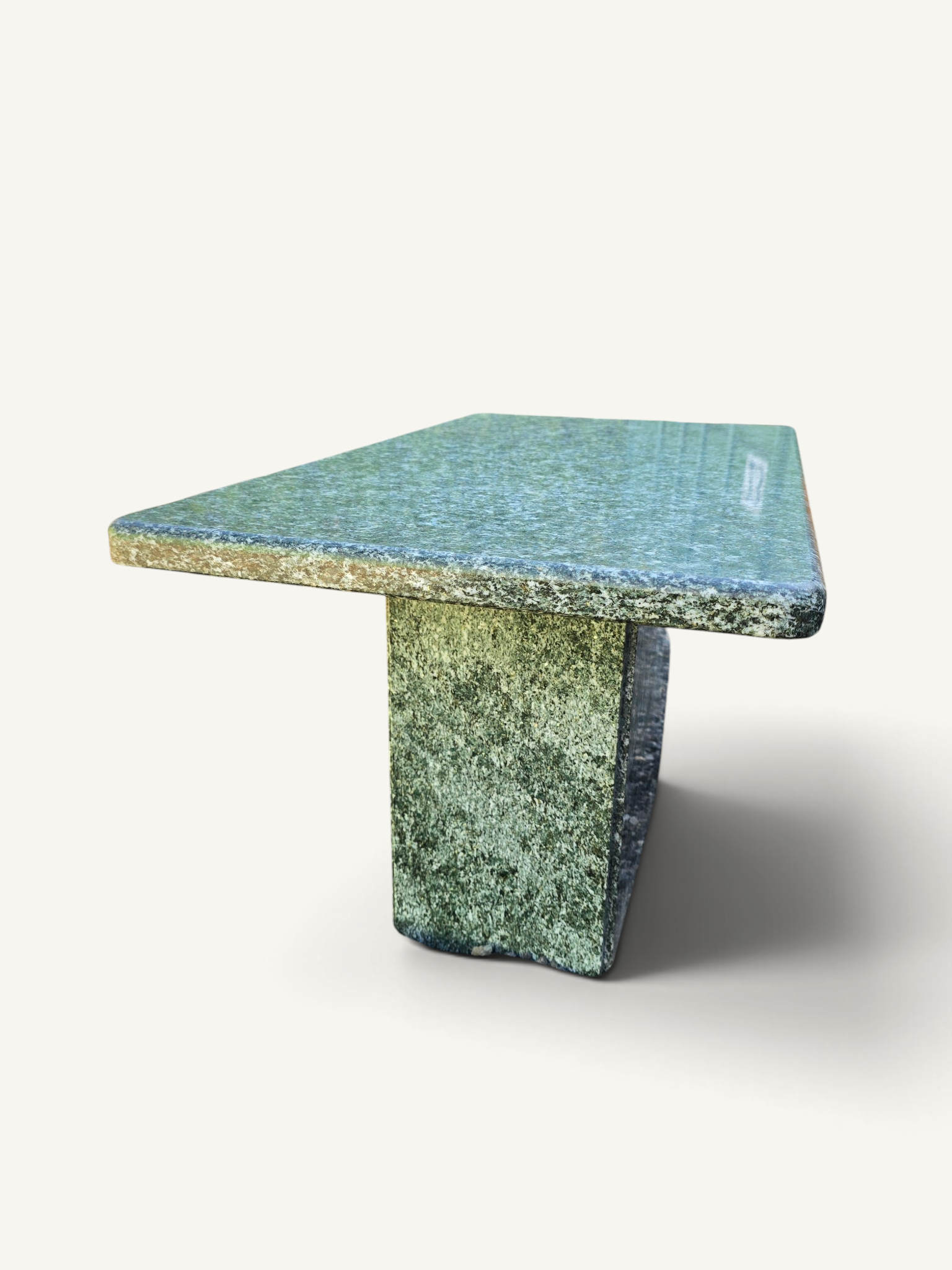 Table basse monolithique vintage en pierre granitée verte