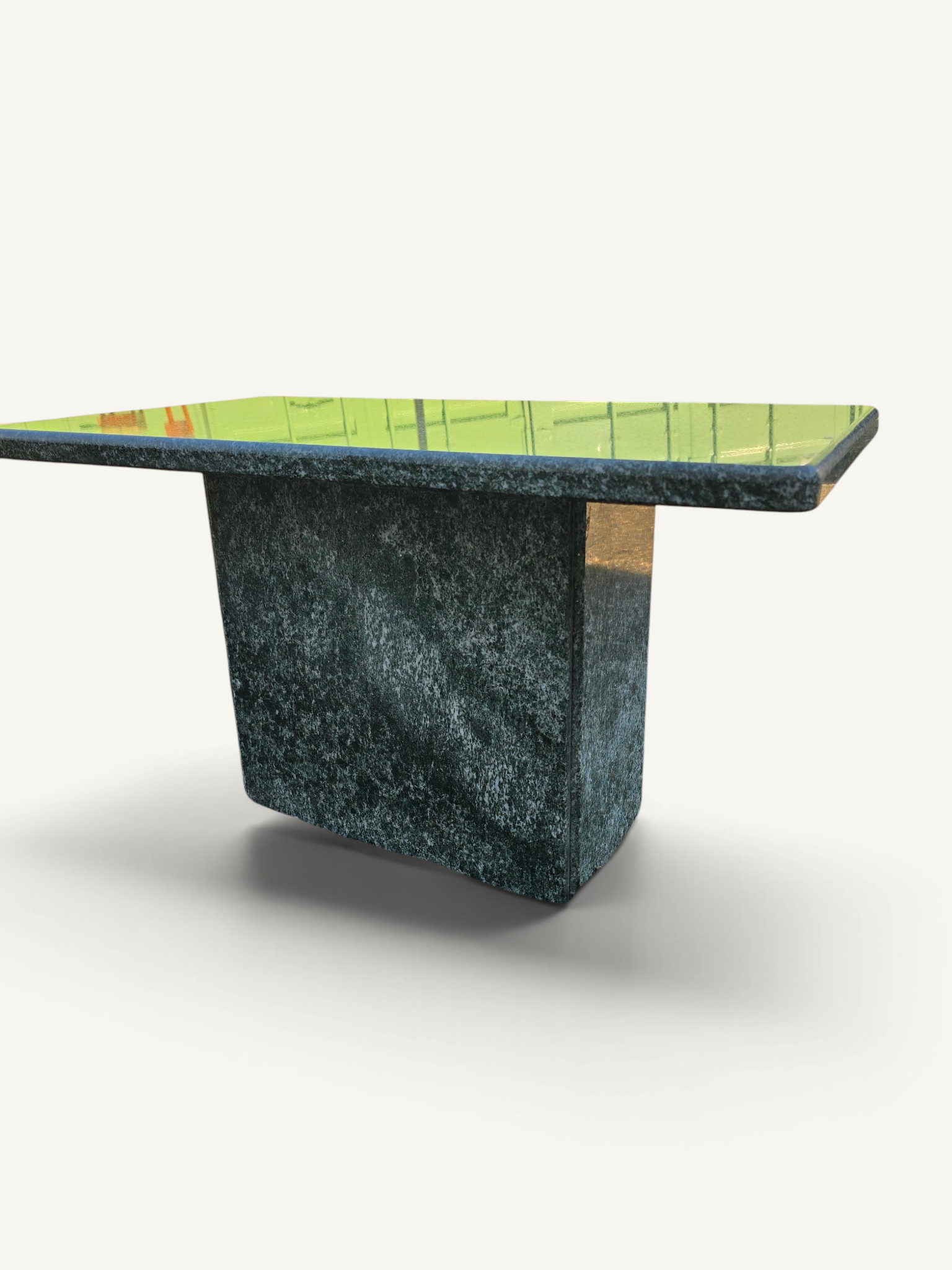 Table basse monolithique vintage en pierre granitée verte