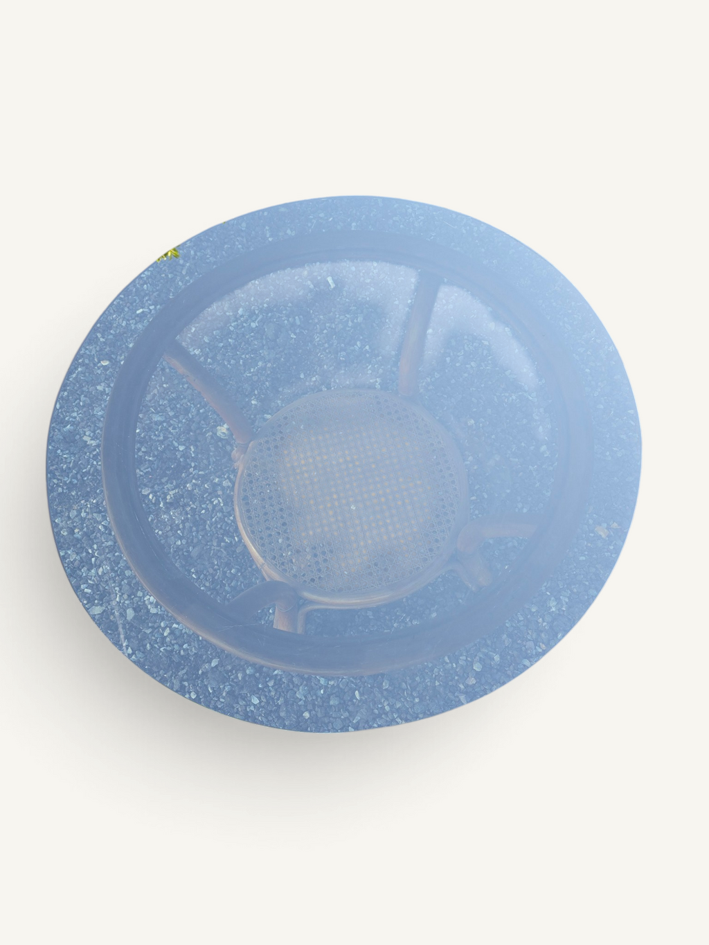 Table basse ronde en rotin, cannage et verre bleu fumé – années 1970