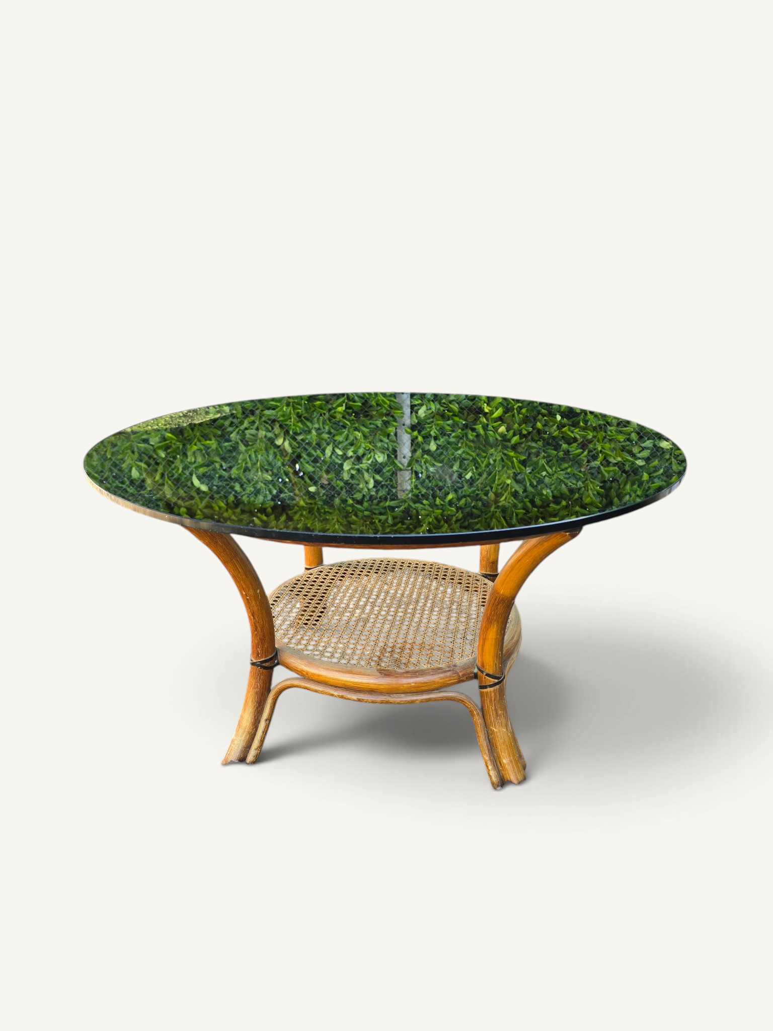 Table basse ronde en rotin, cannage et verre bleu fumé – années 1970