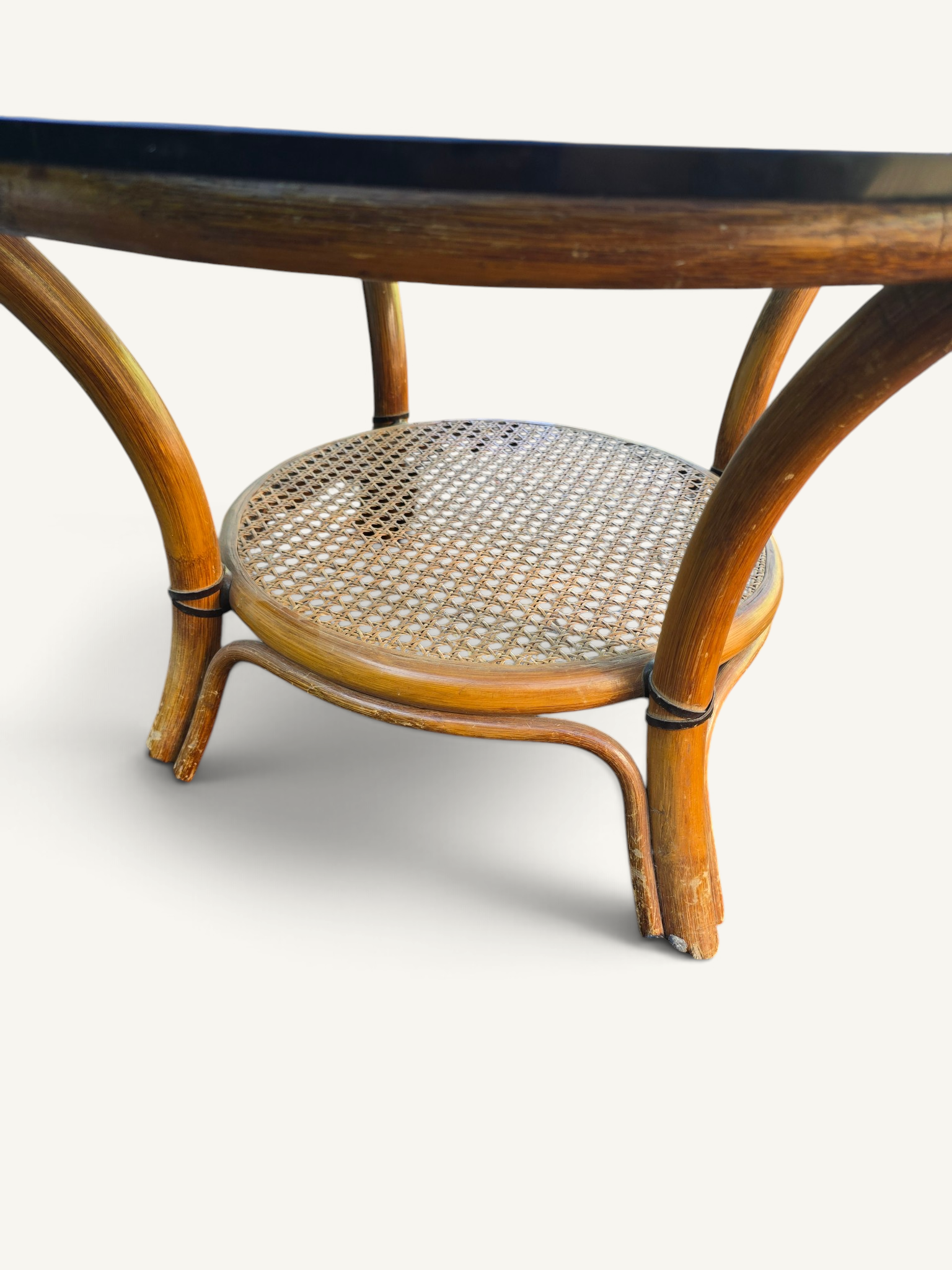 Table basse ronde en rotin, cannage et verre bleu fumé – années 1970