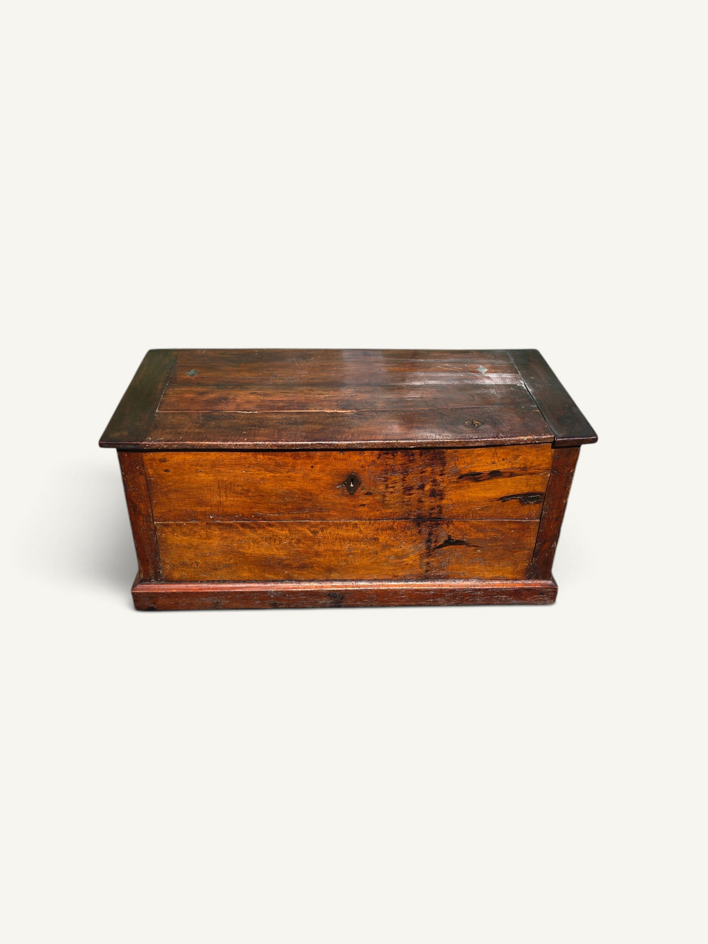 Grand coffre ancien rustique en bois massif – XIXe siècle