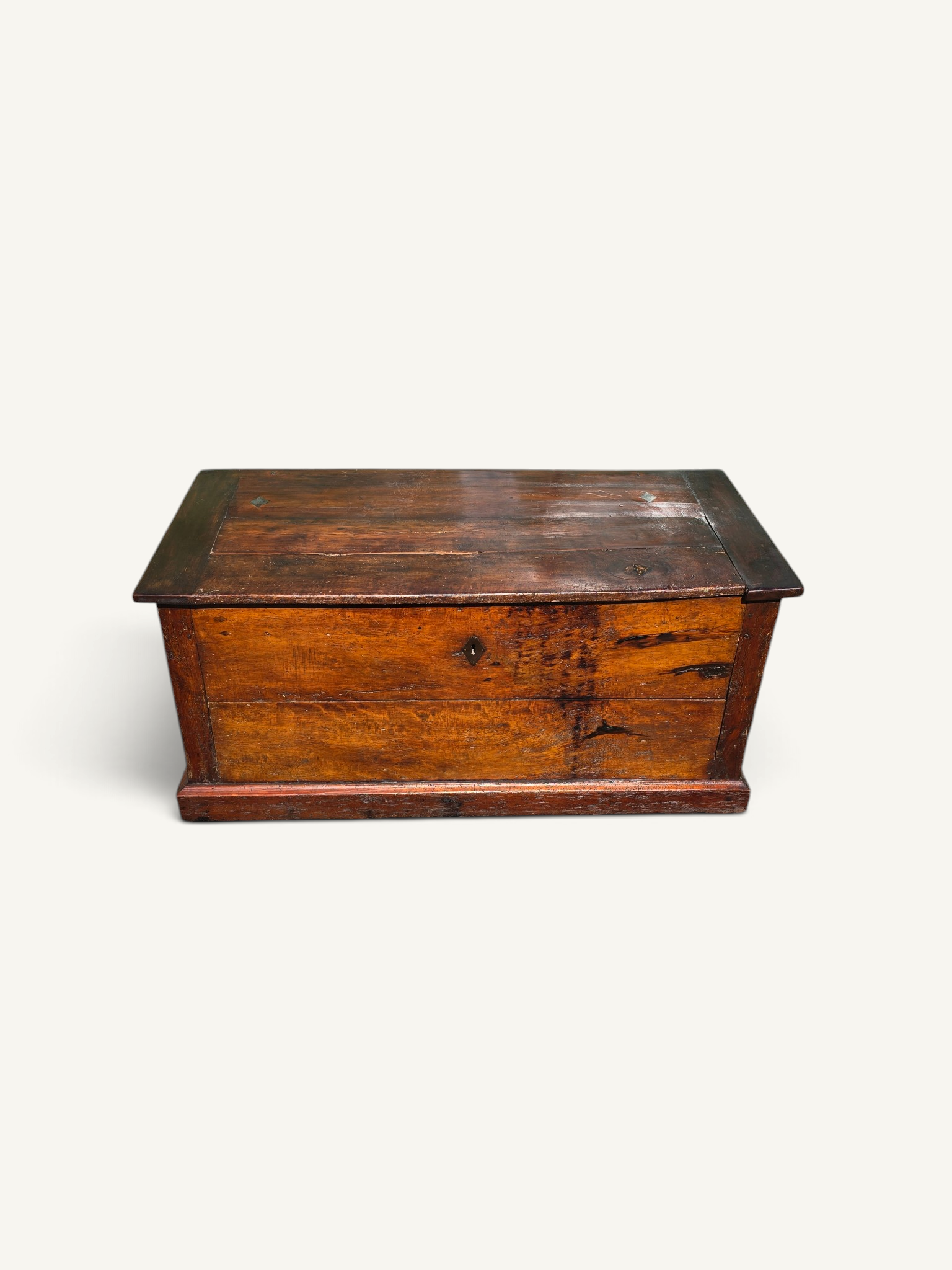 Grand coffre ancien rustique en bois massif – XIXe siècle