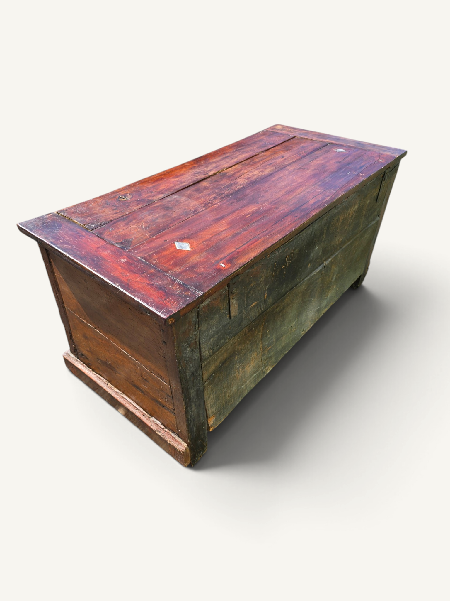 Grand coffre ancien rustique en bois massif – XIXe siècle